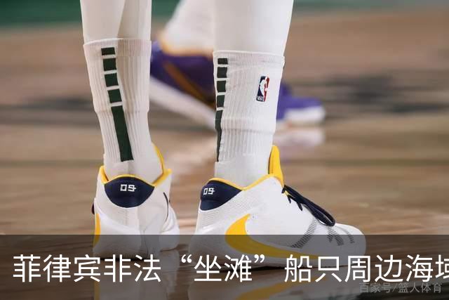 菲律宾非法“坐滩”船只周边海域出现大量垃圾，中国海警组织打捞